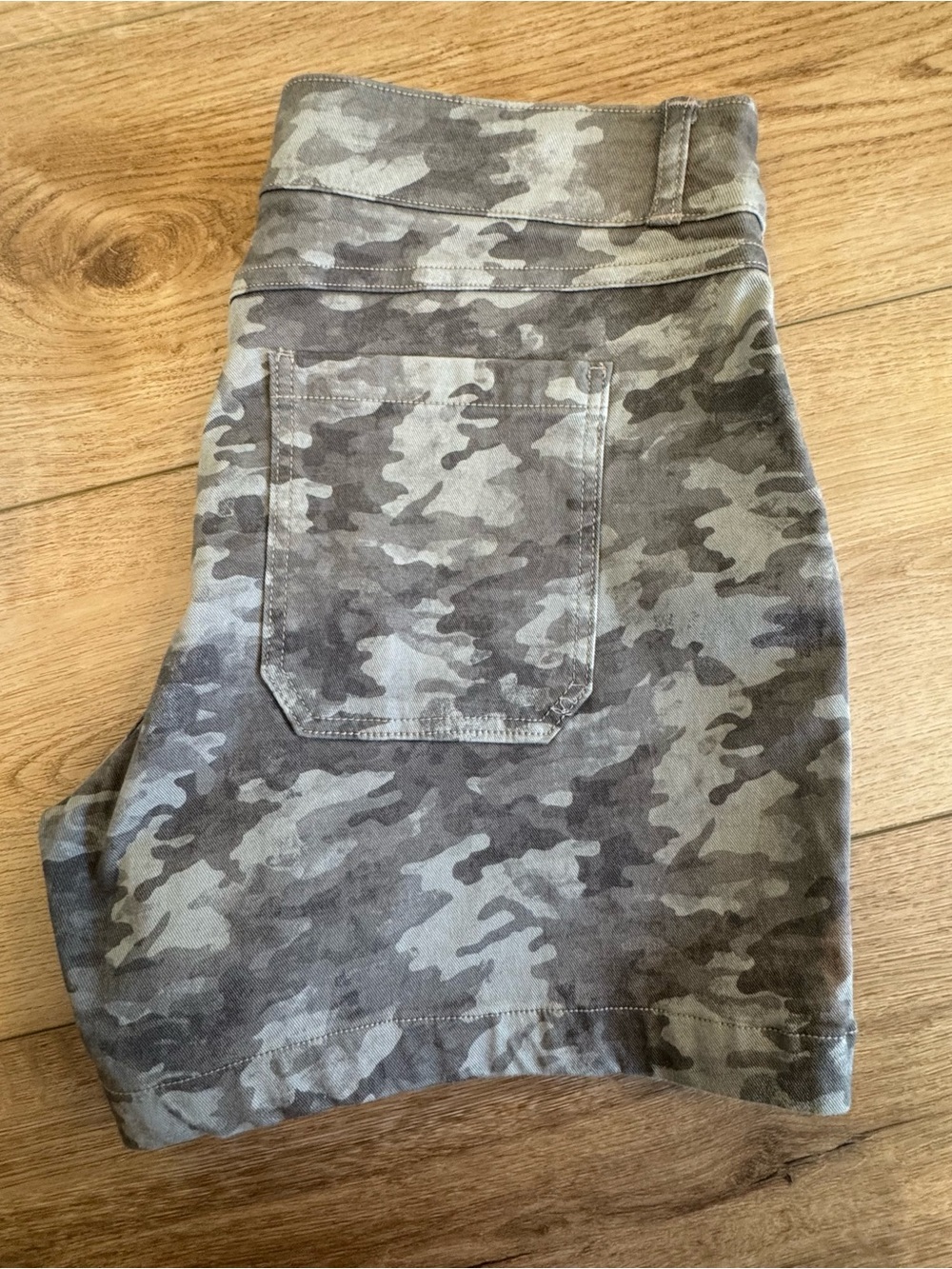 SPANX Camo 5” stretch shorts nwt